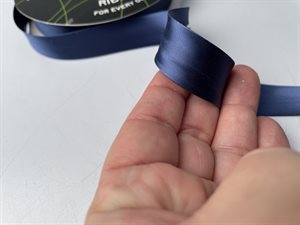 Viscose satin skråbånd - flot blank i mørk dueblå, 20 mm